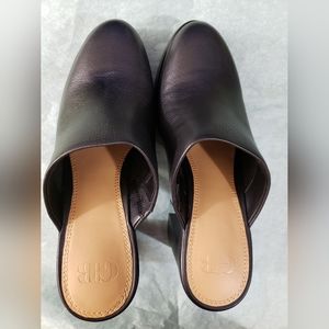 NWB, GB SO-CHIC Black Platform Close Toe shoes.